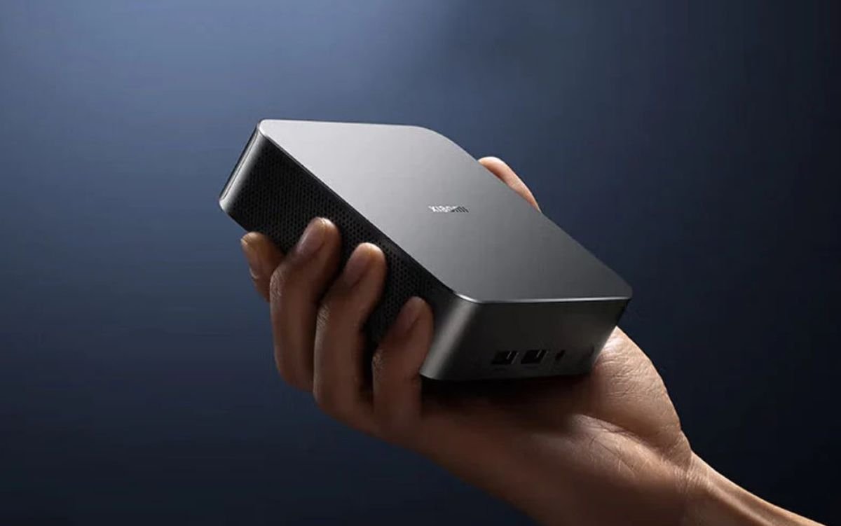 Détail du mini PC Revo One détachable de l’écran